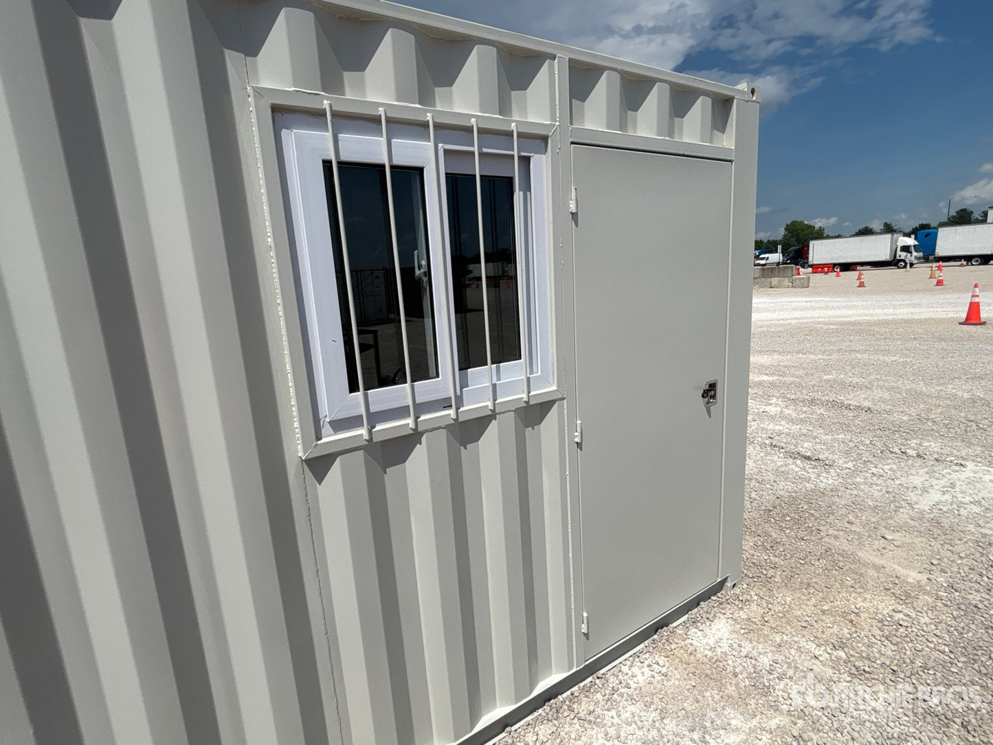 Container 10 Pieds avec Porte d'Homme et Fenêtre Isolée - Idéal pour Stockage Sécurisé et Confortable